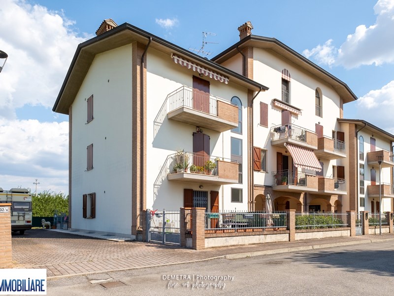 Trilocale in Vendita a Castelfranco Emilia, zona Piumazzo, 130'000€, 89 m², con Box