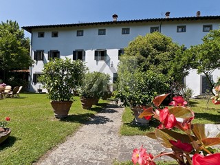 Casa Indipendente in Vendita a Bagni di Lucca, zona Cappella, 1'200'000€, 800 m²