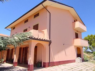 Casa Indipendente in Vendita a Mosciano Sant'Angelo, 250'000€, 330 m², arredato