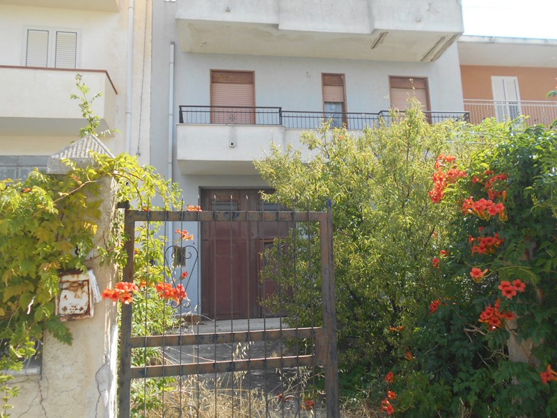 Casa Indipendente in Vendita a Salaparuta, zona semi centrale, 29'000&euro;, 300 m²