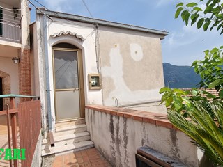 Casa Indipendente in Vendita a Monte San Biagio, zona castello, 65'000€, 97 m², arredato