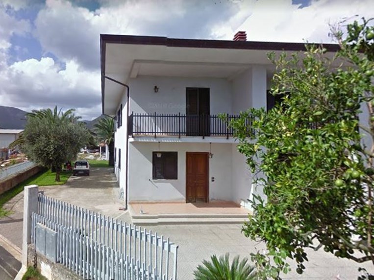 Villa bifamiliare in Vendita a Monte San Biagio, zona Vallemarina, 130'000&euro;, 260 m²