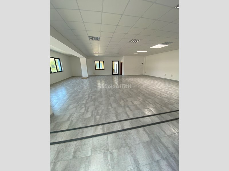 Ufficio in Affitto a Grottammare, 1'200€, 171 m²