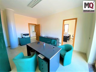 Ufficio in Affitto a Mondragone, zona Via 11 Febbraio