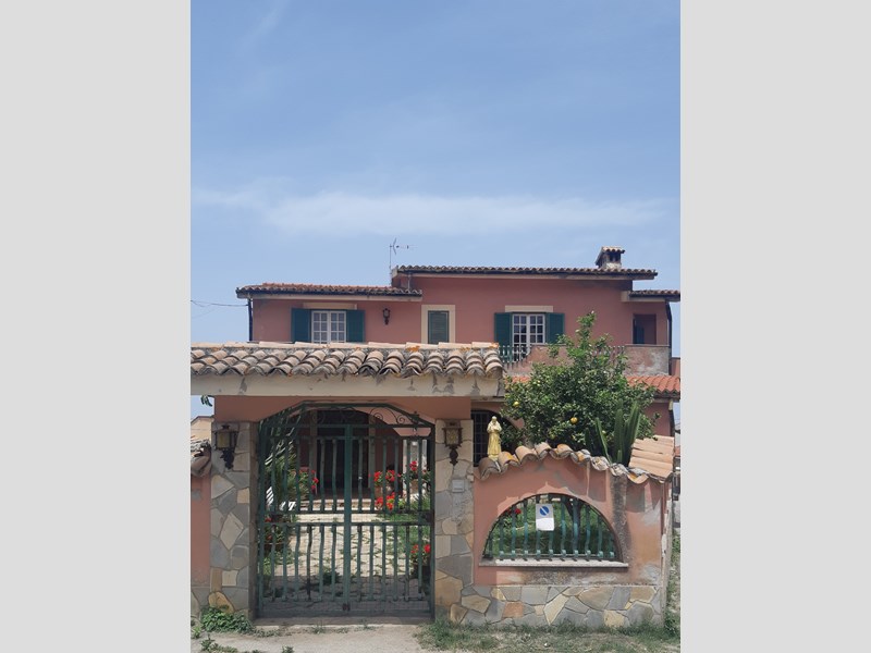 Villa in Vendita a Vibo Valentia, 1'000€, 550 m²