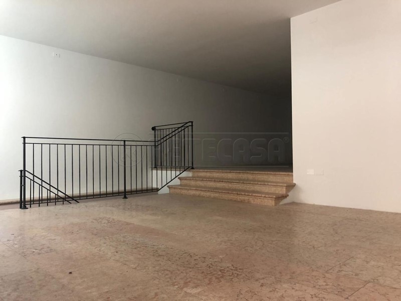 Immobile commerciale in Affitto a Bassano del Grappa, 1'800€, 140 m²