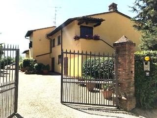 Casale in Vendita a Castelfiorentino, 630'000€, 380 m², arredato, con Box