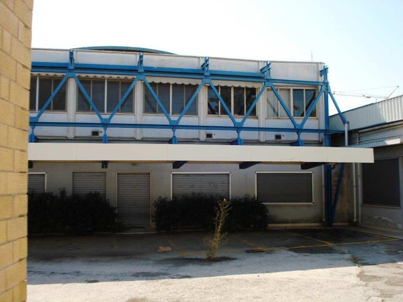Capannone in Affitto a Teramo, zona Gammarana, 12'500&euro;, 8500 m², arredato, con Box