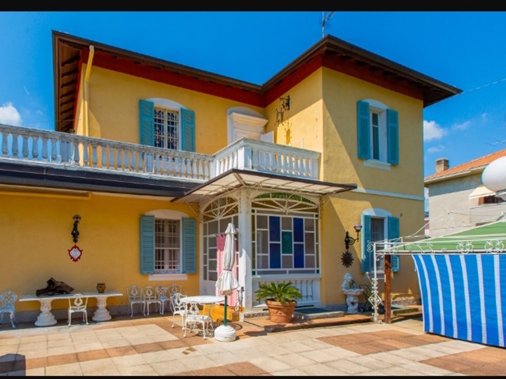 Villa in Vendita a Cassano Magnago, zona Varese, 450'000€, 200 m², con Box