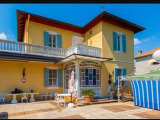 Villa in Vendita a Cassano Magnago, zona Varese, 450'000€, 200 m², con Box