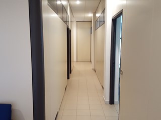 Ufficio in Vendita a Jesi, zona Tabano, 290'000€, 304 m², con Box