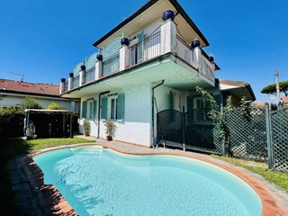 Villa in Vendita a Pietrasanta, zona Tonfano, 1'100'000€, 180 m²