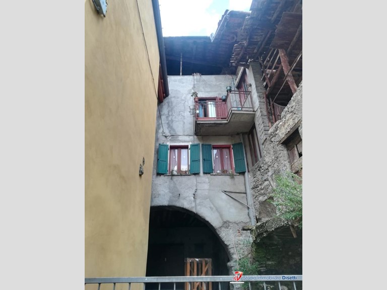 Casa Semi Indipendente in Vendita a Losine, 70'000€, 298 m²