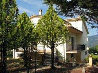 Villa in Vendita a Bolognano, zona Frazione, 198'000€, 300 m²