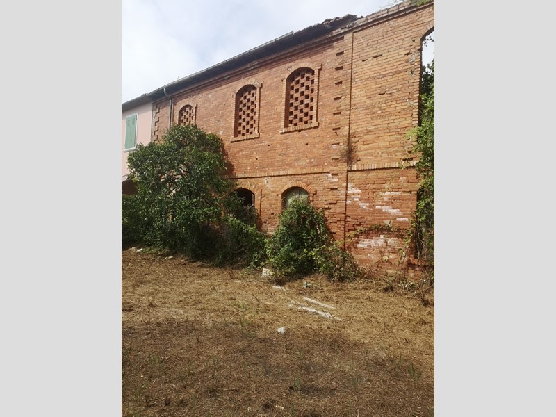 Casale in Vendita a Castelnuovo Magra, 250'000€, 377 m²