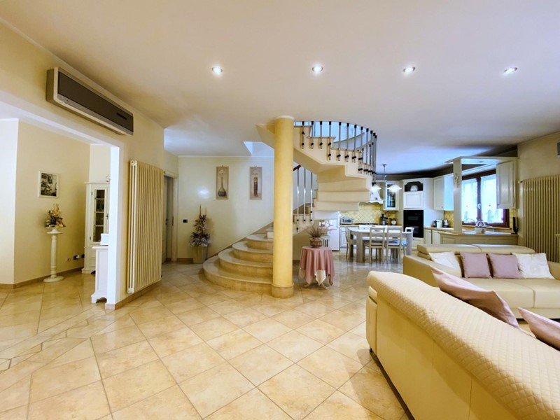 Villa in Vendita a Viareggio, zona Torre Del Lago Puccini, 650'000€, 200 m²