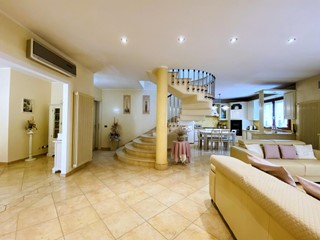 Villa in Vendita a Viareggio, zona Torre Del Lago Puccini, 650'000€, 200 m²