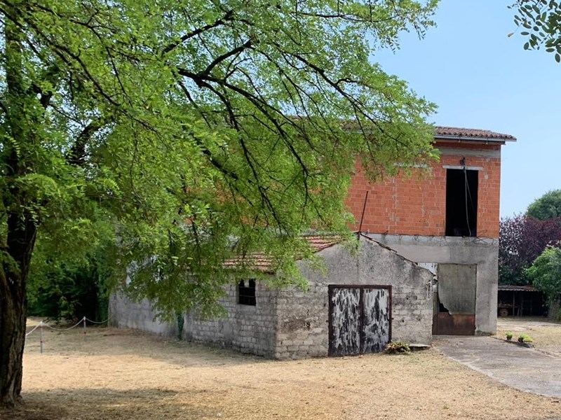 Rustico in Vendita a Mantova, zona Cavriana - Fraz.Campagonolo, 95'000€, 750 m²