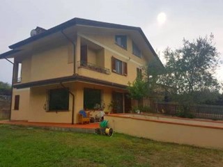 Villa bifamiliare in Vendita a Massarosa, zona Bargecchia, 350'000€, 200 m²