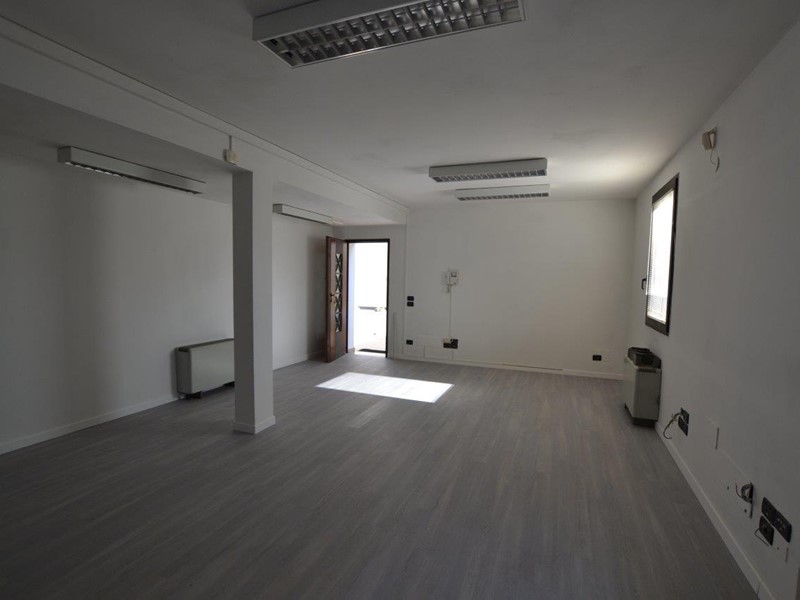 Ufficio in Affitto a Padova, zona FIERA, 750€, 85 m²