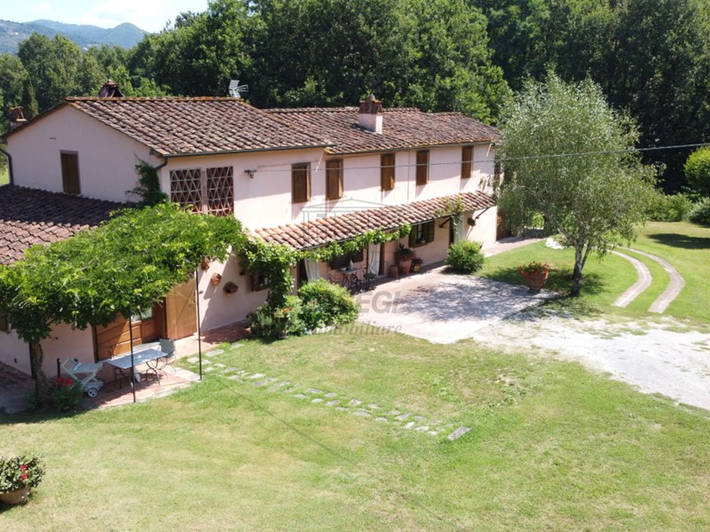Casale in Vendita a Capannori, 950'000€, 350 m², con Box