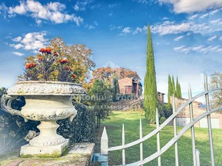 Casa Indipendente in Vendita a Città della Pieve, 1'150'000€, 300 m², arredato, con Box