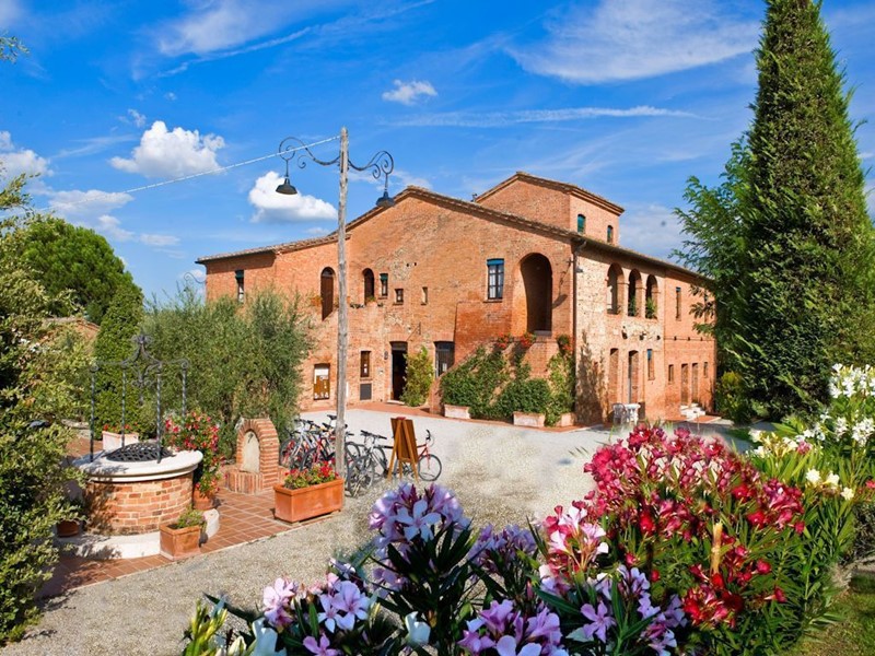 Attività commerciale in Vendita a Montepulciano, zona Cervognano, 1500 m², arredato