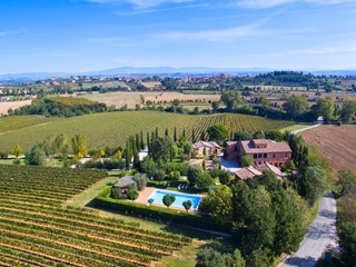 Attività commerciale in Vendita a Montepulciano, zona Cervognano, 1500 m², arredato