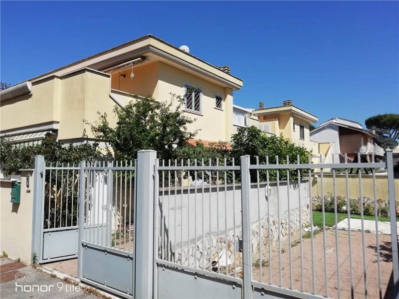 Trilocale in Vendita a Pomezia, zona Campo Ascolano, 160'000€, 70 m²