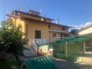Villa bifamiliare in Vendita a Massa, zona Marina di Massa, 399'000€, 190 m²