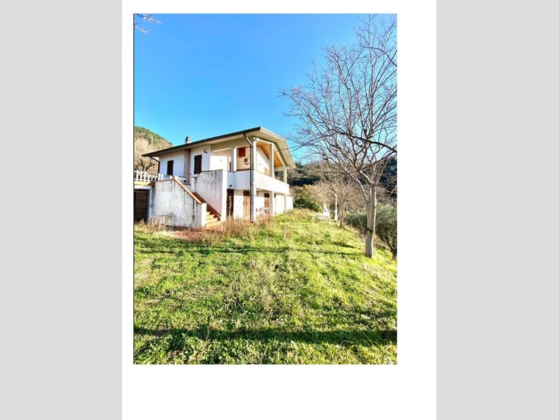 Villa in Vendita a Sarzana, 265'000&euro;, 260 m²