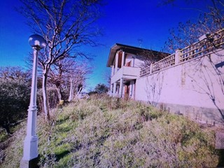 Villa in Vendita a Sarzana, 265'000&euro;, 260 m²