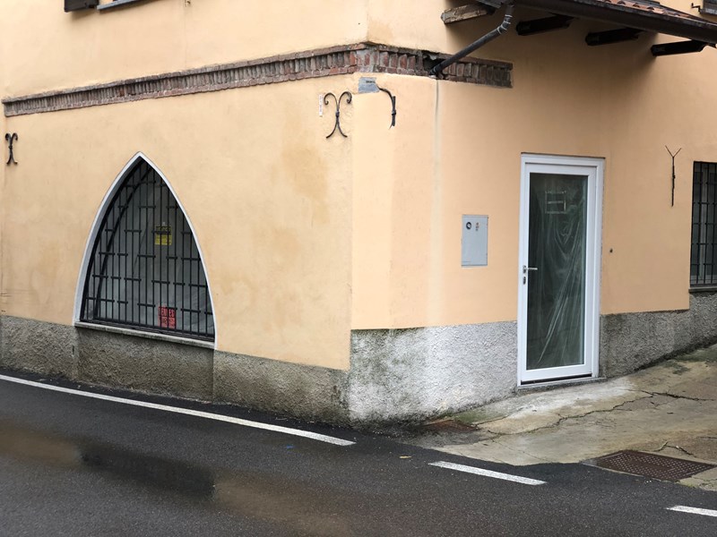 Immobile commerciale in Vendita a Bizzarone, 65'000€, 130 m²