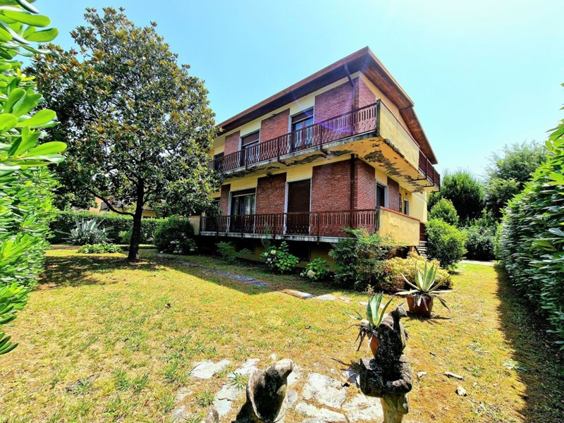 Casa Indipendente in Vendita a Carrara, zona CARRARA SUD, 420'000€, 270 m², con Box