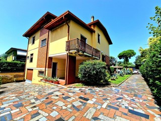 Casa Indipendente in Vendita a Carrara, zona CARRARA SUD, 420'000€, 270 m², con Box