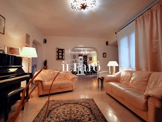 Villa in Vendita a Cascina, zona Navacchio, 550'000€, 268 m², con Box