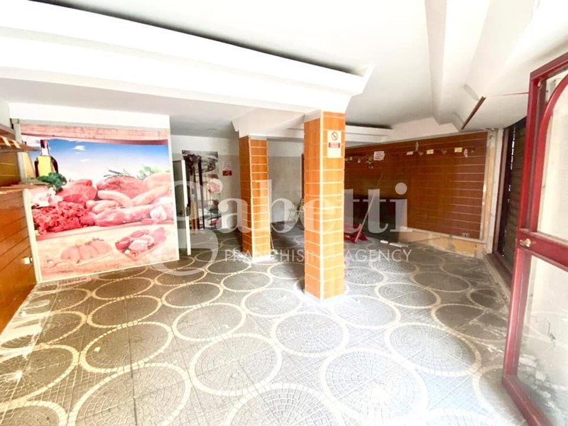 Negozio in Vendita a Arzano, 82'500€, 60 m²