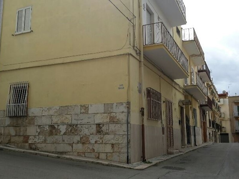 Casa Indipendente in Vendita a Canosa di Puglia, 59'000€, 110 m²