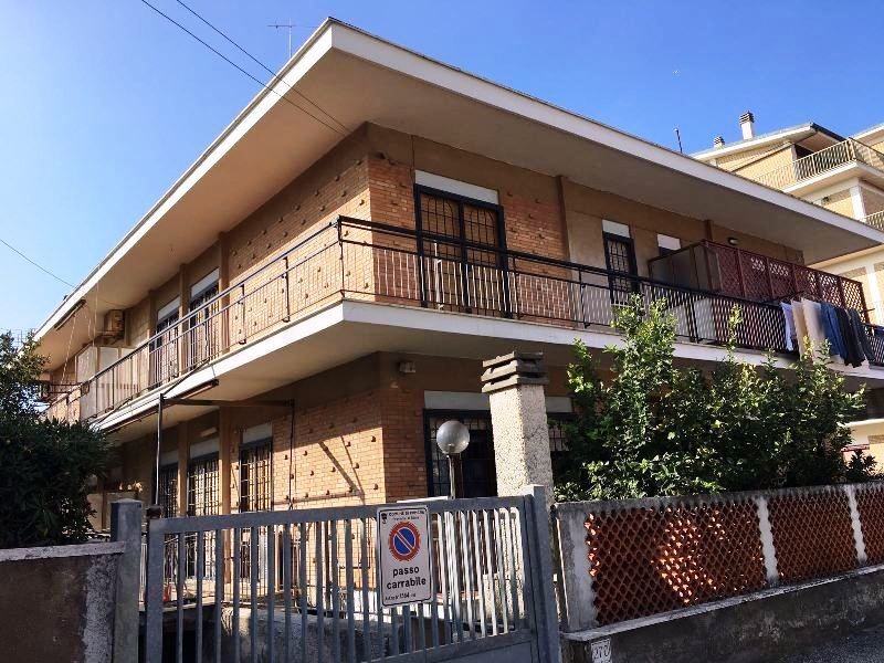 Villa in Vendita a Pomezia, 165'000€, 110 m²