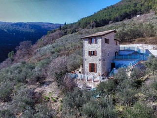 Casale in Vendita a Terni, 150'000€, 160 m²