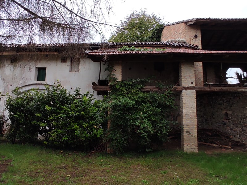 Rustico in Vendita a Valvasone Arzene, zona Borgo storico, 58'000€, 240 m²