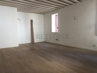 Trilocale in Vendita a Bassano del Grappa, 650'000€, 180 m², con Box