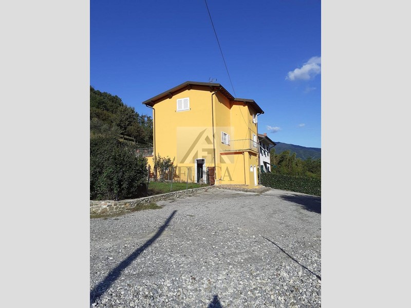 Casa Indipendente in Vendita a Lucca, zona San Concordio di Moriano, 300'000€, 160 m², con Box