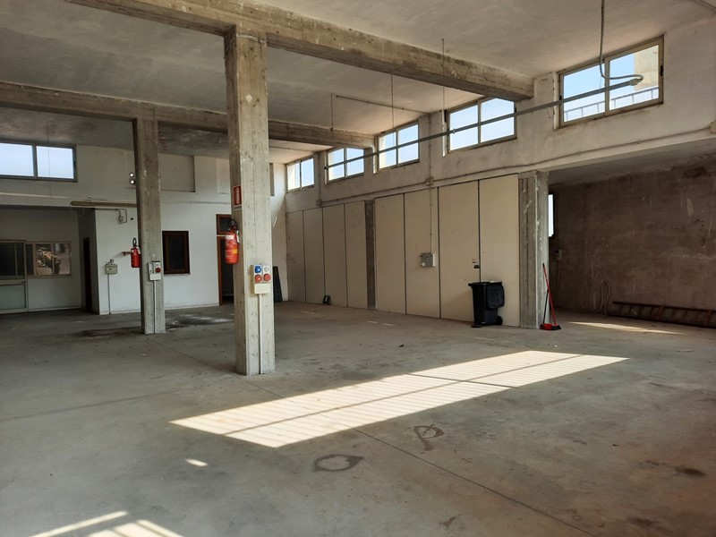 Capannone in Vendita a Morlupo, 250'000&euro;, 650 m²