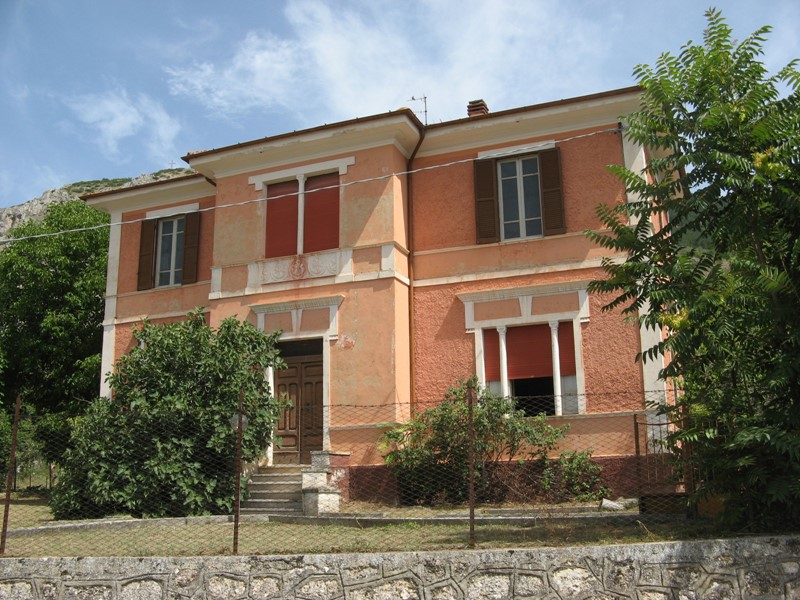 Villa in Vendita a Gioia dei Marsi, zona Casali d'Aschi, 160'000&euro;, 352 m²