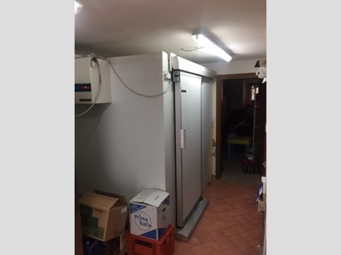 Attività commerciale in Vendita a Prato, 99'000€, 250 m², arredato