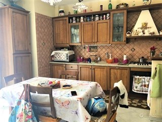 Trilocale in Vendita a Qualiano, zona VIA SANTA MARIA A CUBITO, 170'000€, 100 m²