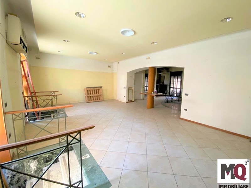 Negozio in Vendita a Caivano, zona Corso Umberto, 170'000€, 300 m²