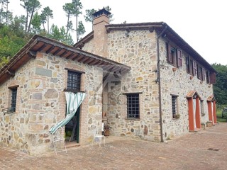 Casa Indipendente in Vendita a Capannori, zona Colle Di Compito, 995'000€, 340 m²