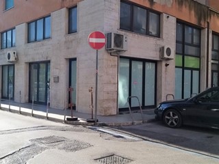 Immobile commerciale in Vendita a Perugia, zona Stazione, 80'000€, 120 m²
